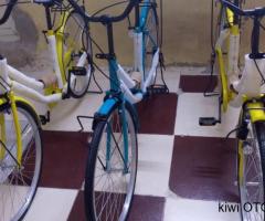 بايسكلات حاويه نضيفات للبيع العدد3 واحد لون تركوازي وثنين لون أصفر