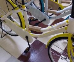 بايسكلات حاويه نضيفات للبيع العدد3 واحد لون تركوازي وثنين لون أصفر