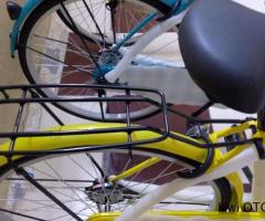 بايسكلات حاويه نضيفات للبيع العدد3 واحد لون تركوازي وثنين لون أصفر