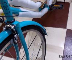 بايسكلات حاويه نضيفات للبيع العدد3 واحد لون تركوازي وثنين لون أصفر