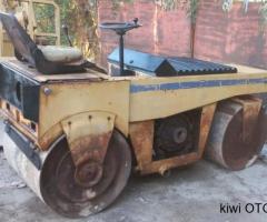 للبيع حادله ستيليه رولتين 3طن عرض 90 سانتيم ادوات مابيه ارقام حادله شغاله محرك 3 بستم كابوته جديد كي